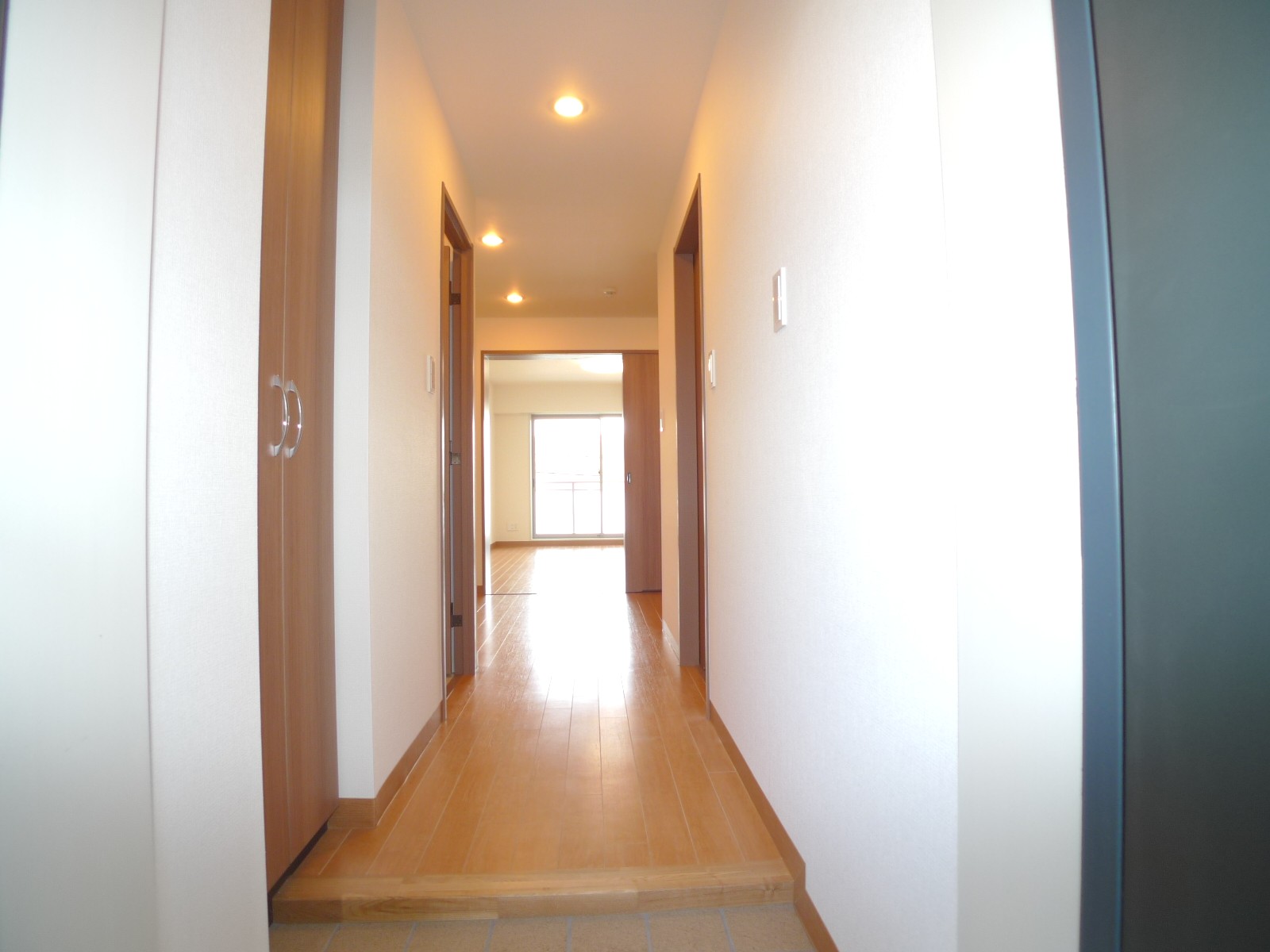 Entrance. Yes corridor