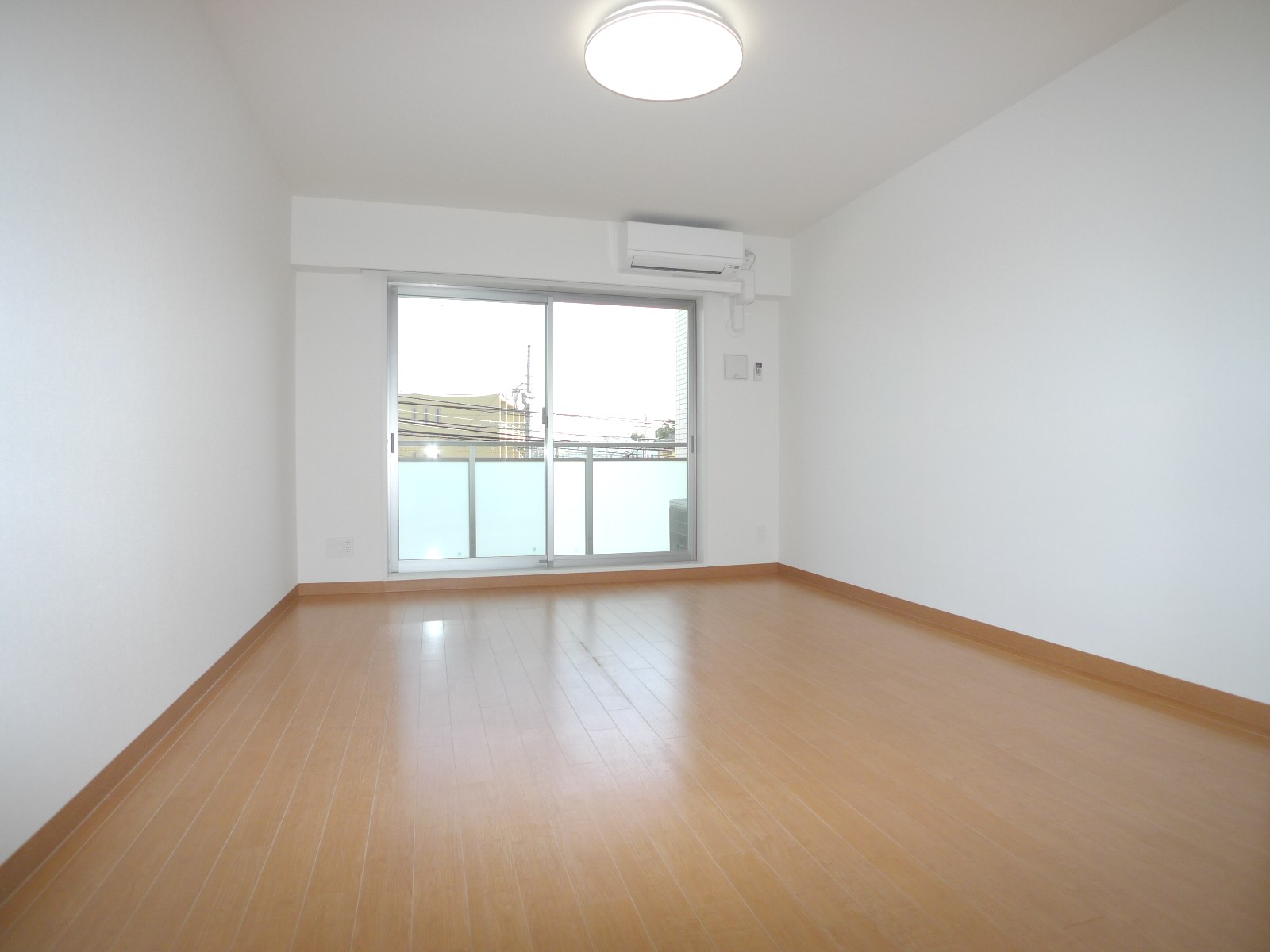 Living and room. There is air conditioning