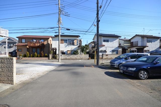 Local photos, including front road. Selling local (2013 December 24 shooting)