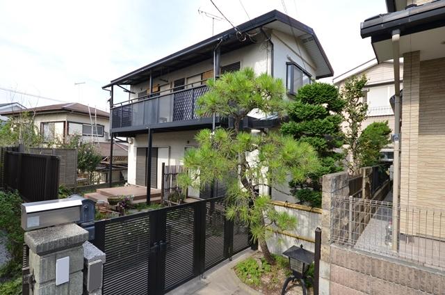 Local appearance photo. Spacious single-family, which boasts the site of 46 square meters. Spacious southwest garden is attractive with a rich planting and wood deck.