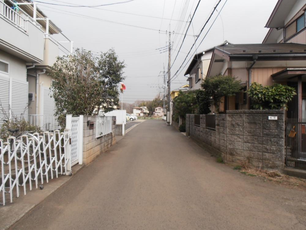 Streets around. Front road section