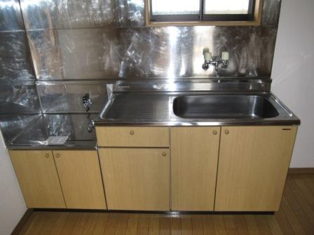 Kitchen. Gas stove installation Allowed ・ There is a window ventilation easy kitchen.