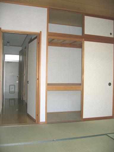 Receipt. 6-mat Japanese-style closet. Seasonal goods storage is also convenient with the upper closet