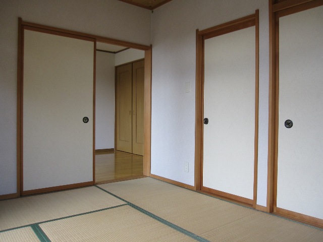 Other room space. 6-mat Japanese-style room. Reasonable size in the bedroom. There is also a storage