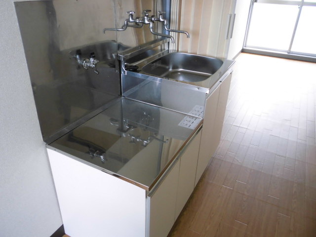 Kitchen. Gas stove installed Friendly Kitchen. Recommended for self-catering school