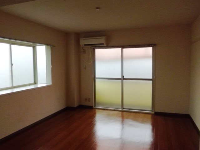 Other room space. All room Corner Room. This room of the two-sided lighting with a bay window.