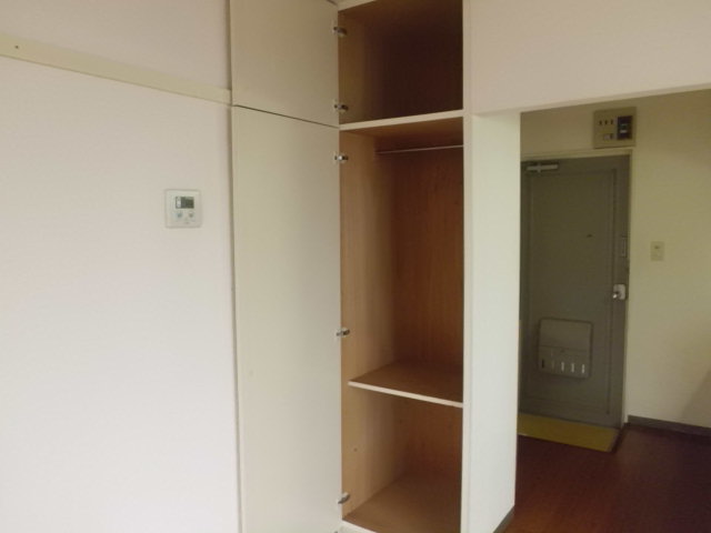 Receipt. Receipt. Reasonable size of the hanger pipe and the upper closet.