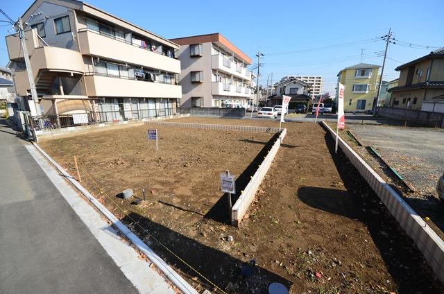 Local land photo. Land net 36 square meters ・ 45 square meters of land for sale in lots. Rich natural living environment with views of the park on the road opposite. Front road is situated comfortably 6m width. 