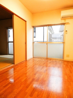 Living and room. Air conditioning ・ With lighting equipment