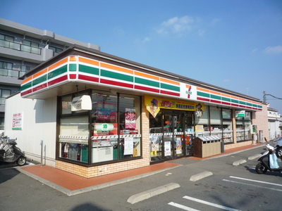 Convenience store. 800m to Seven-Eleven (convenience store)