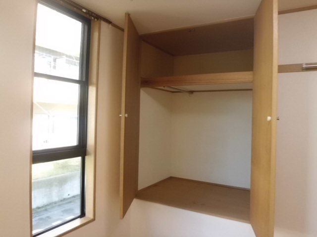 Receipt. Reasonable size to live alone storage, divided into two stages.