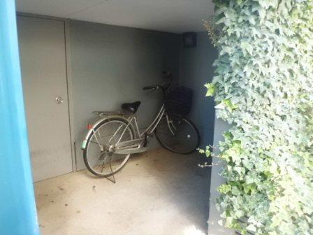 Other common areas. Bicycle-parking space. It is safe in the rain in there with a roof on the first floor part building.