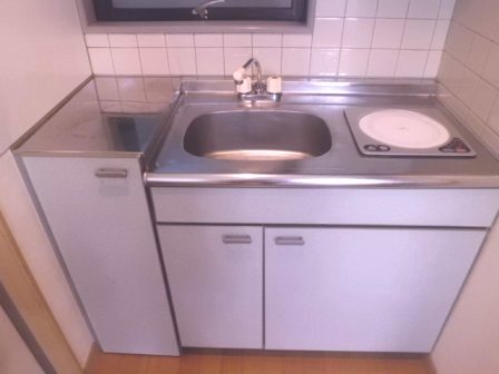 Kitchen. 1-neck IH stove in the kitchen is also available useful space to the sink next to