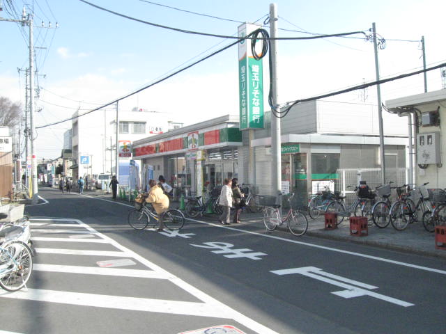 Convenience store. 300m until Thanksgiving (convenience store)