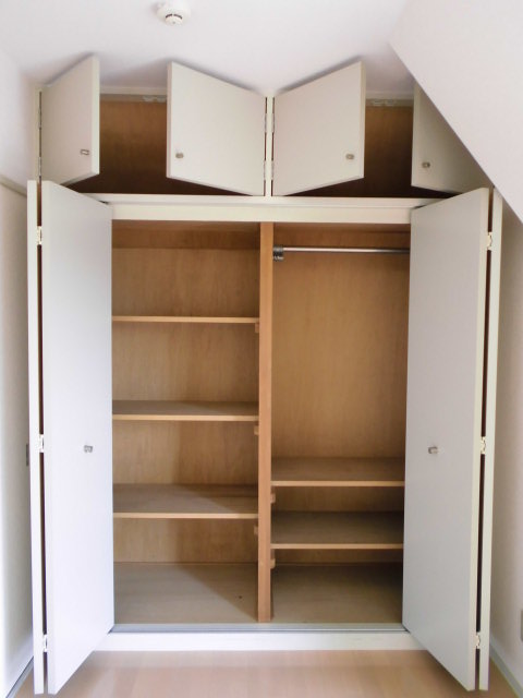 Receipt. Western-style housing. Storage of not need shelf number of rich and chest of drawers