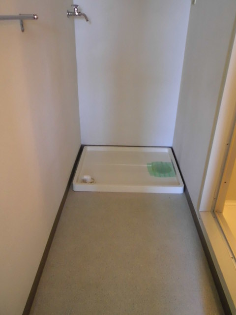 Other room space. Washing machine storage are located next to the bath