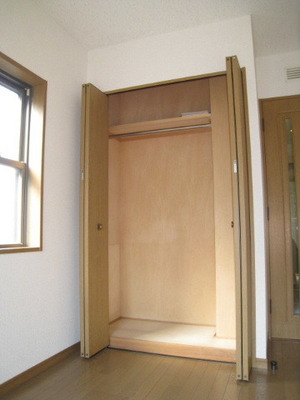 Receipt. closet In fact there is no window.