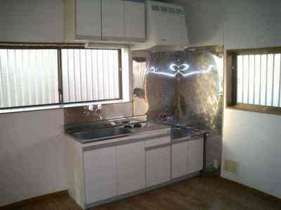 Kitchen. Gas stove 2 burners installed Allowed
