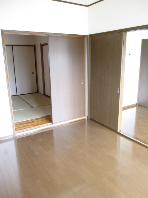 Other room space. 6 tatami Western-style. This flooring. Even the kitchen right next to living