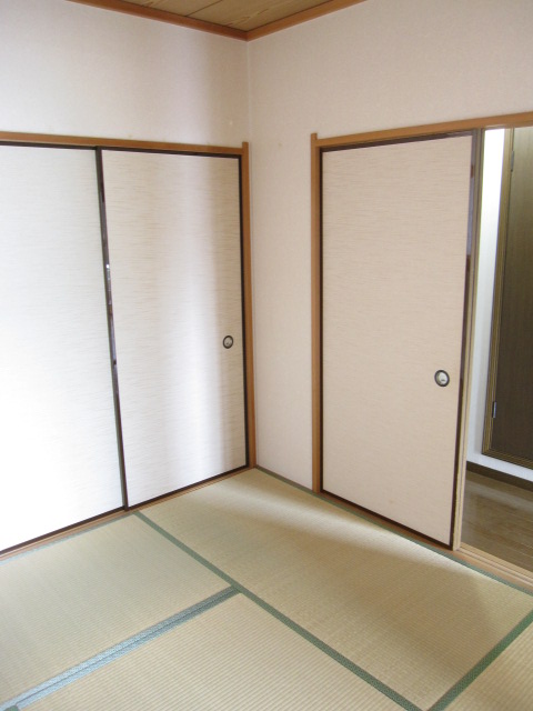 Other room space. 4.5 mat Japanese-style room. There are also plates space. In the bedroom