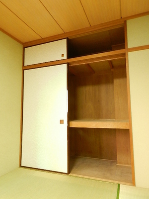 Receipt. Japanese-style closet With upper closet