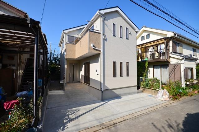 Local appearance photo. Newly built single-family is located in a quiet residential area of ​​low-rise area. Car space Thank 2 car. 