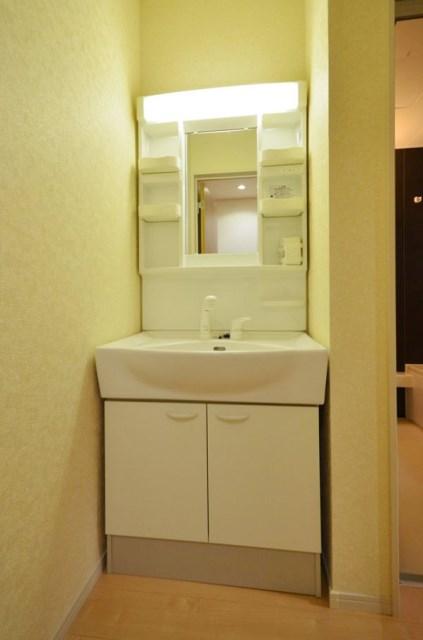 Wash basin, toilet. Shampoo dresser with vanity