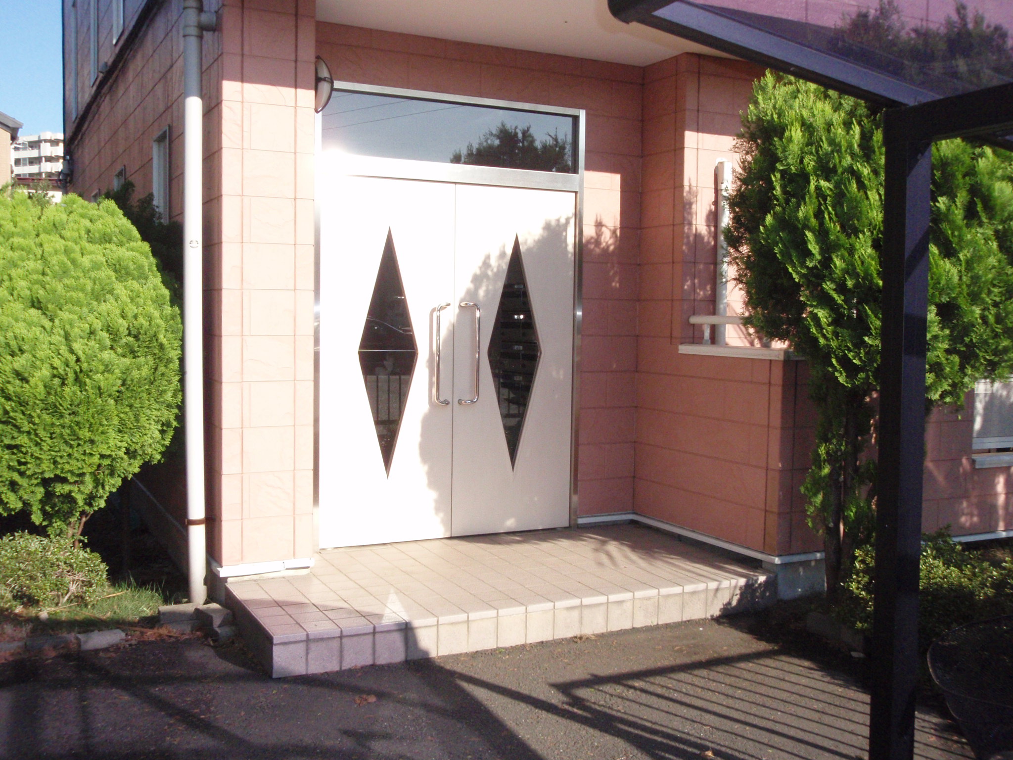 Entrance. With auto lock of peace of mind