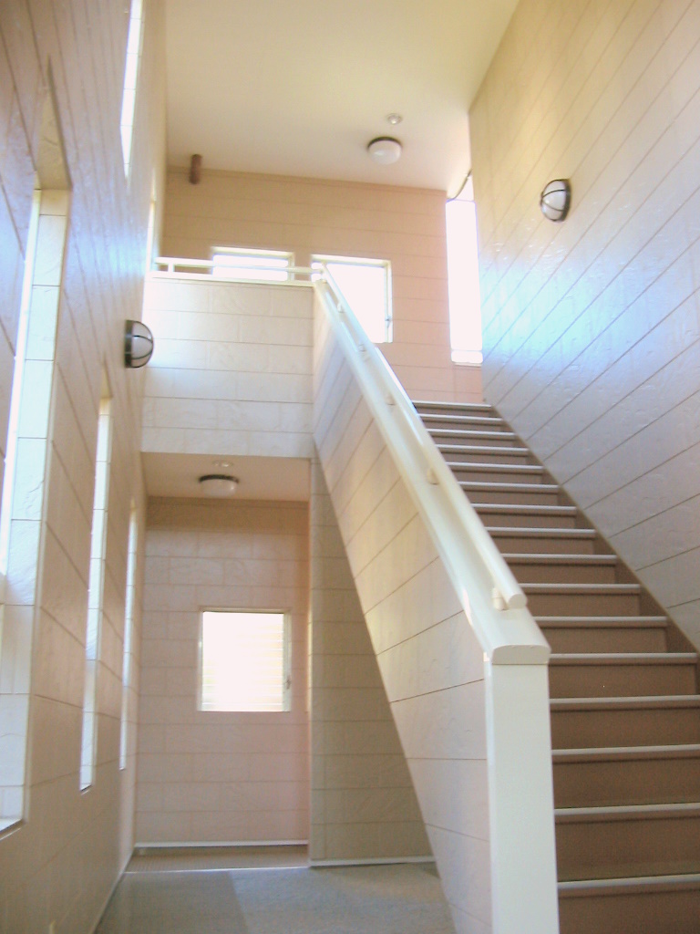 Other common areas. Shared corridor that does not wet in the rain