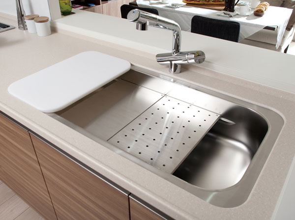 Kitchen.  [Utility sink] Ensure a wide sink and a large cooking space of a width of about 90cm. If we also set up a plate sink the middle of the middle space, Cooking space can be used to more wide. It is a useful multi-functional sink that can be used for different applications. Also, Since water is a design to reduce the I sound, Any conversation you can enjoy while you such as washing.