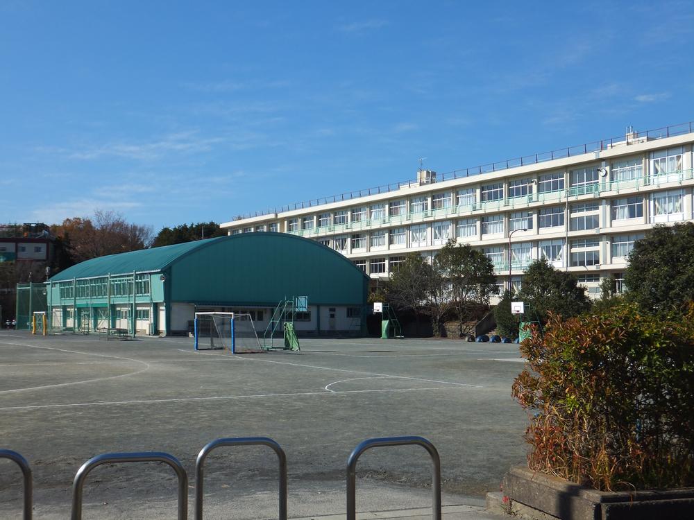 Primary school. 1600m until the Yamaguchi Elementary School