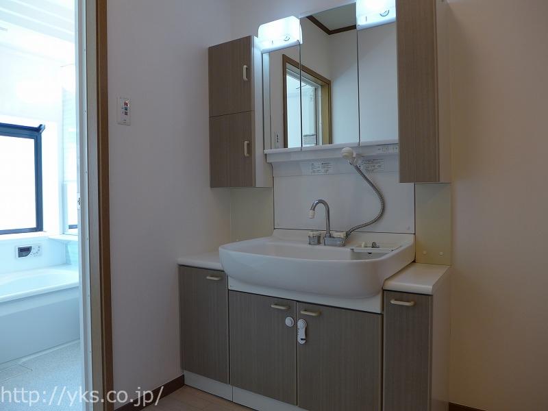 Wash basin, toilet. Local (December 24, 2013) Shooting
