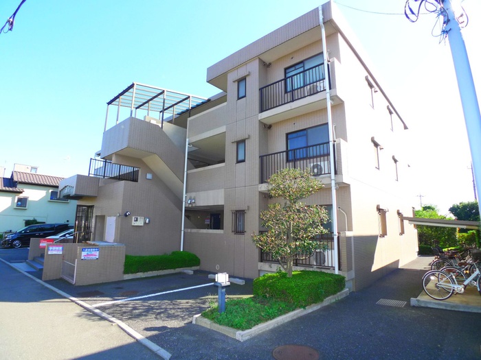 Building appearance. It is on-site parking