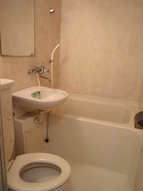 Bath. 3-point unit bus. Together we can clean
