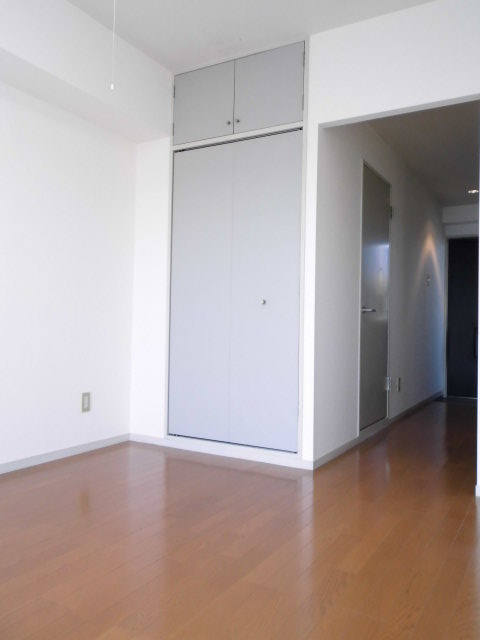 Receipt. Ceiling height of the housing is, There is also contains plenty of upper closet.