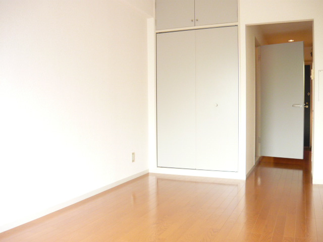 Other room space. 6 tatami Western-style. Effective use also in room storage