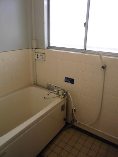 Bath. Bathing of add 焚可. Small window There is also a ventilation good.