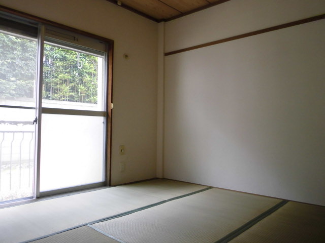 Other room space. 4.5 Pledge Japanese-style room. Reasonable size in the bedroom
