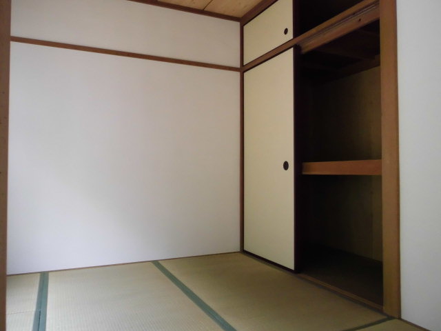 Receipt. Closet and Japanese-style room. There is also a upper closet