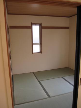 Other room space. 4.5 mat Japanese-style room. Akaritori is with a window.