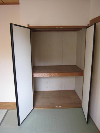 Receipt. Japanese-style closet. You can store plenty there is a shelf to the top.