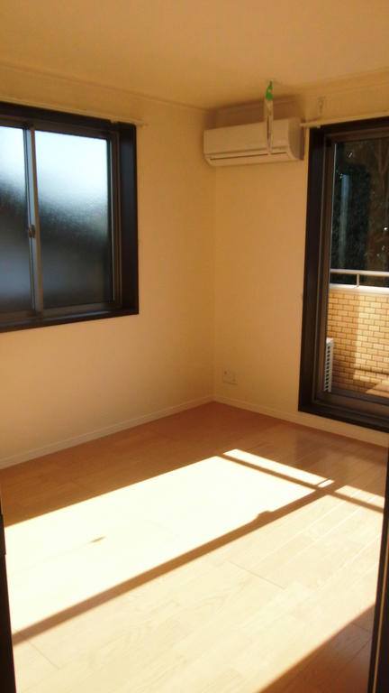 Living and room. Sunny, Ventilation is also good in the corner room