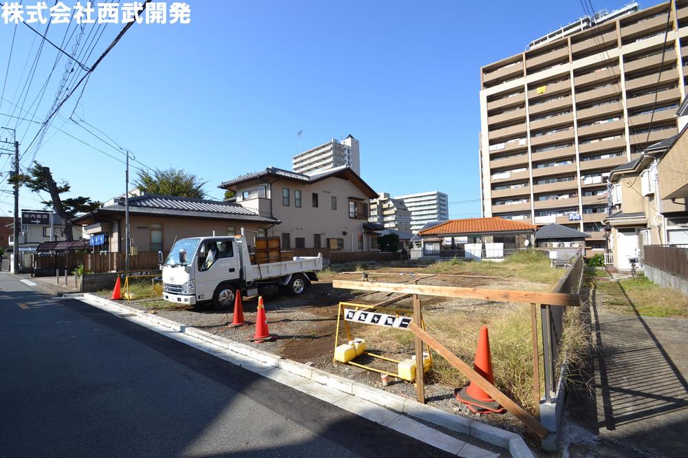 Local photos, including front road. Local appearance photo