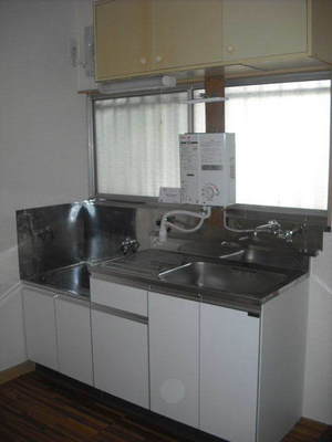 Kitchen. Gas stove 2 burners installed Allowed