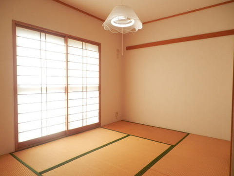 Other room space. Tatami Japanese-style will Omotegae as soon as they are tenants.