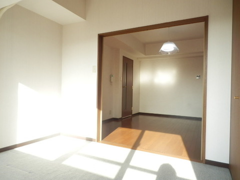 Other room space. Western-style adjacent is the dining kitchen