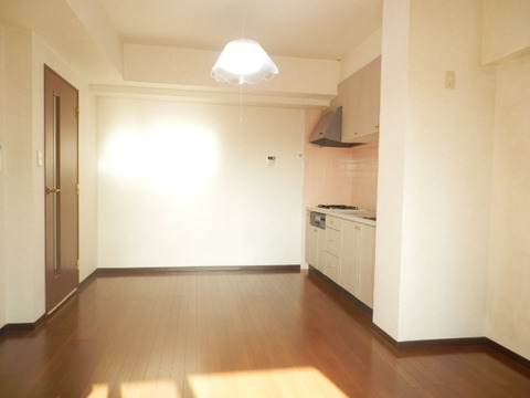 Living and room. About 8.5 Pledge dining.