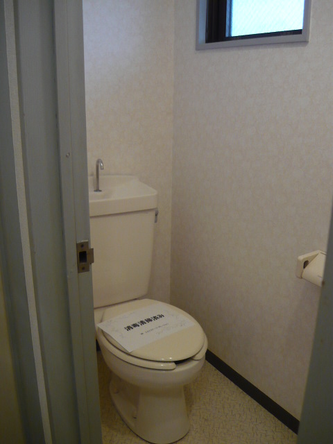 Toilet. toilet ・ Bright with a small window, Convenient to ventilation.