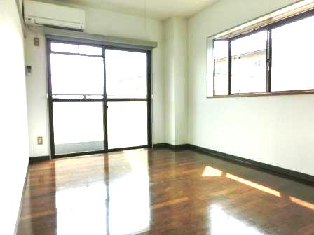 Other room space. 6 Pledge Western-style. Two-sided lighting of the bright rooms.