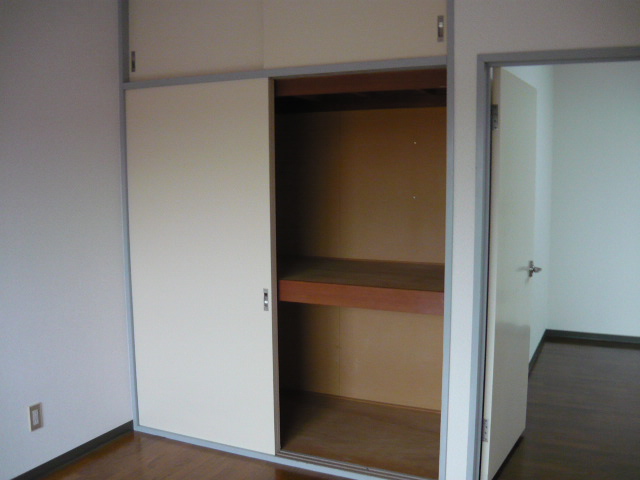 Receipt. Upper closet also housed. Because there is 1 between the amount, Worry people a lot of luggage.
